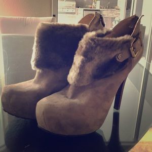 Guess “Gwoleta” fur trimmed bootie